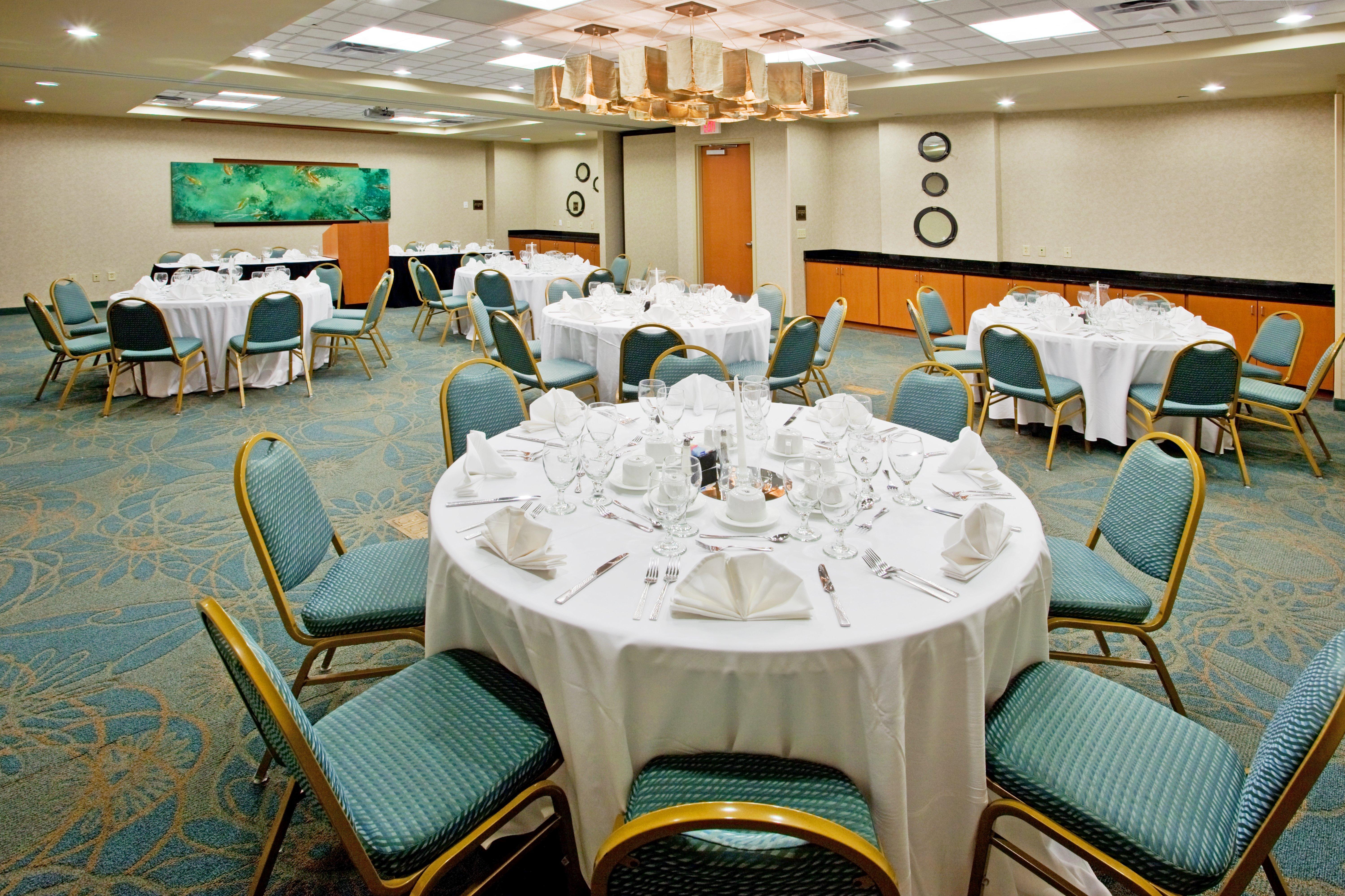 Holiday Inn Hotel & Suites Gateway By Ihg Уилямсбърг Екстериор снимка