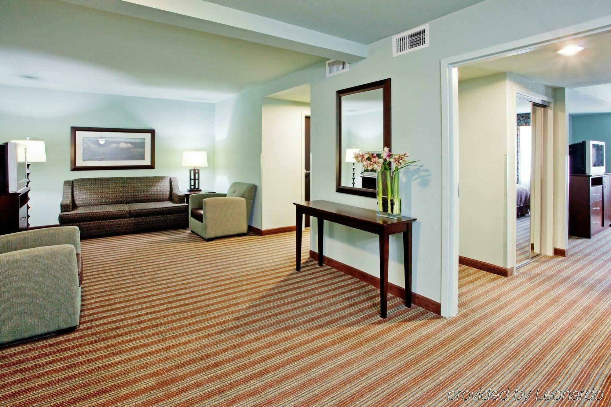 Holiday Inn Hotel & Suites Gateway By Ihg Уилямсбърг Екстериор снимка